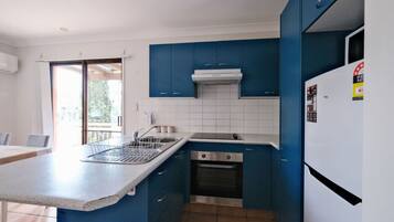 Een koelkast, een magnetron, een oven, een kookplaat