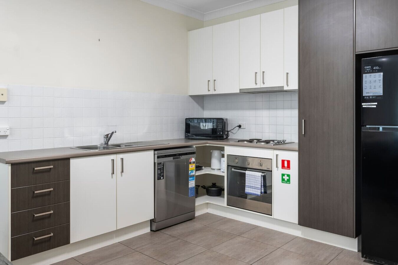 Een koelkast, een magnetron, een oven, een kookplaat