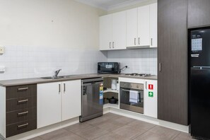 Frigorífico, microondas, horno y placa de cocina