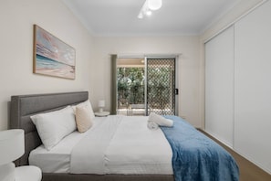 Tabla de planchar con plancha, wifi y ropa de cama 