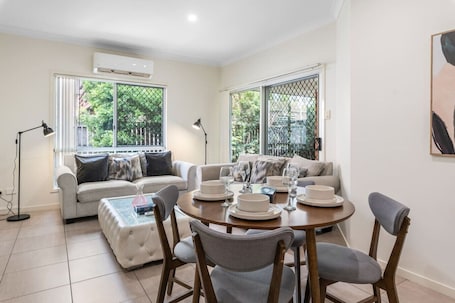 Dining. Cozy 2BR Retreat in Peaceful Mount Warren Park
