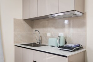 Stovetop, toaster, high chair, cookware/dishes/utensils