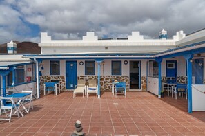 Outdoor dining - Unit 3 at "Ventanas de Lanzarote" with Shared Terrace, Sea Views and Wi-Fi (Yaiza)