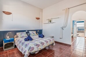 Iron/ironing board, WiFi, bed sheets - Unit 3 at "Ventanas de Lanzarote" with Shared Terrace, Sea Views and Wi-Fi (Yaiza)