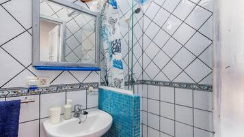 Een douche, een haardroger, handdoeken