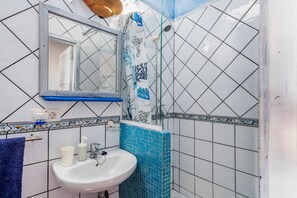 Douche, sĂšche-cheveux, serviettes fournies