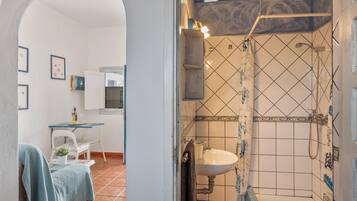 Een douche, een haardroger, handdoeken