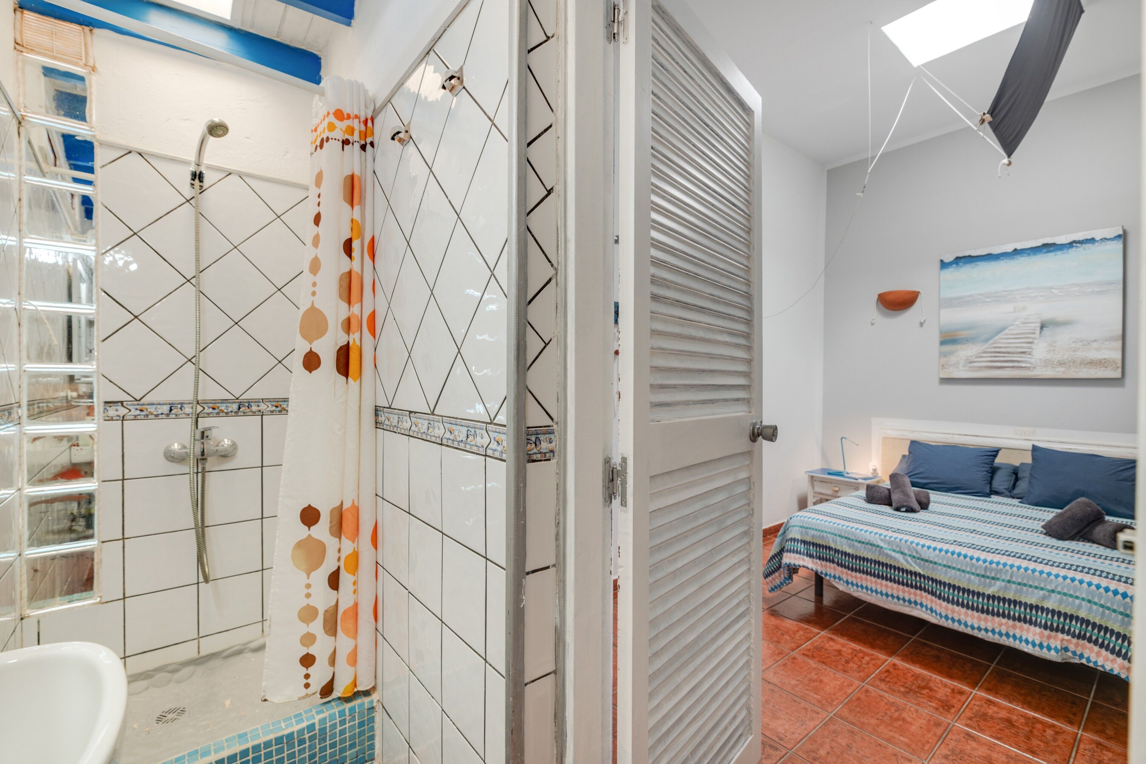 Een douche, een haardroger, handdoeken