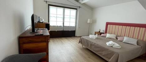 Comfort tweepersoonskamer, uitzicht op vallei | Verduisterende gordijnen, een strijkplank/strijkijzer, gratis wifi