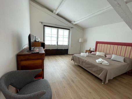 Cortinas blackout, tabla de planchar con plancha y wifi gratis