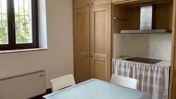 Comfort Apartment, Hill View | Private kitchen | Highchair