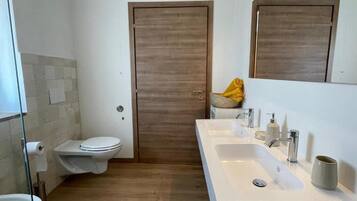 Comfort Double Room, Valley View | Bathroom | Shower, free toiletries, hair dryer, towels