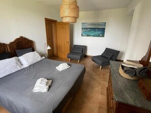 Apartamento conforto, vista para a colina | Cortinas blackout, ferros/tábuas de passar roupa, Wi-Fi de cortesia