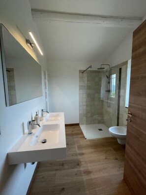 Comfort-Doppelzimmer, Talblick | Badezimmer | Dusche, Haartrockner, Handtücher, Seife