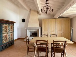Comfort Apartment, Garden View | Blackout drapes, iron/ironing board, free WiFi, bed sheets