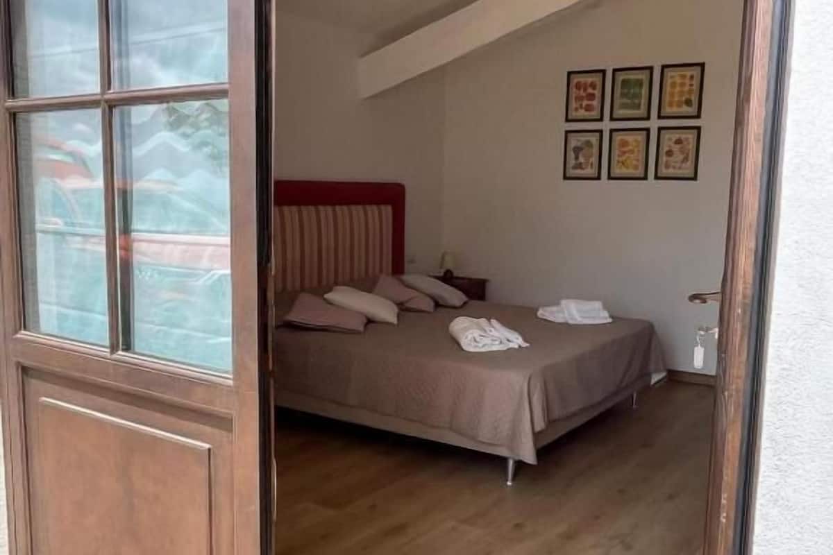 ستائر تعتيم ومكواة/لوح كي وواي فاي مجانًا