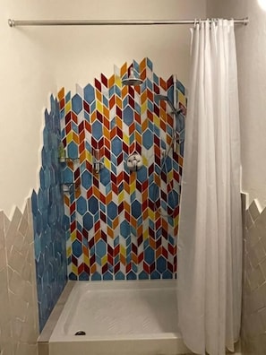 Apartamento conforto, vista para o jardim | Banheiro | Chuveiro, secador de cabelo, toalhas de banho, sabonete