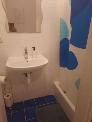 Basic-Apartment | Badezimmer | Dusche, kostenlose Toilettenartikel, Haartrockner, Handtücher