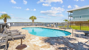 Condo com design assinado, 2 quartos, sacada | Piscina | Piscina externa