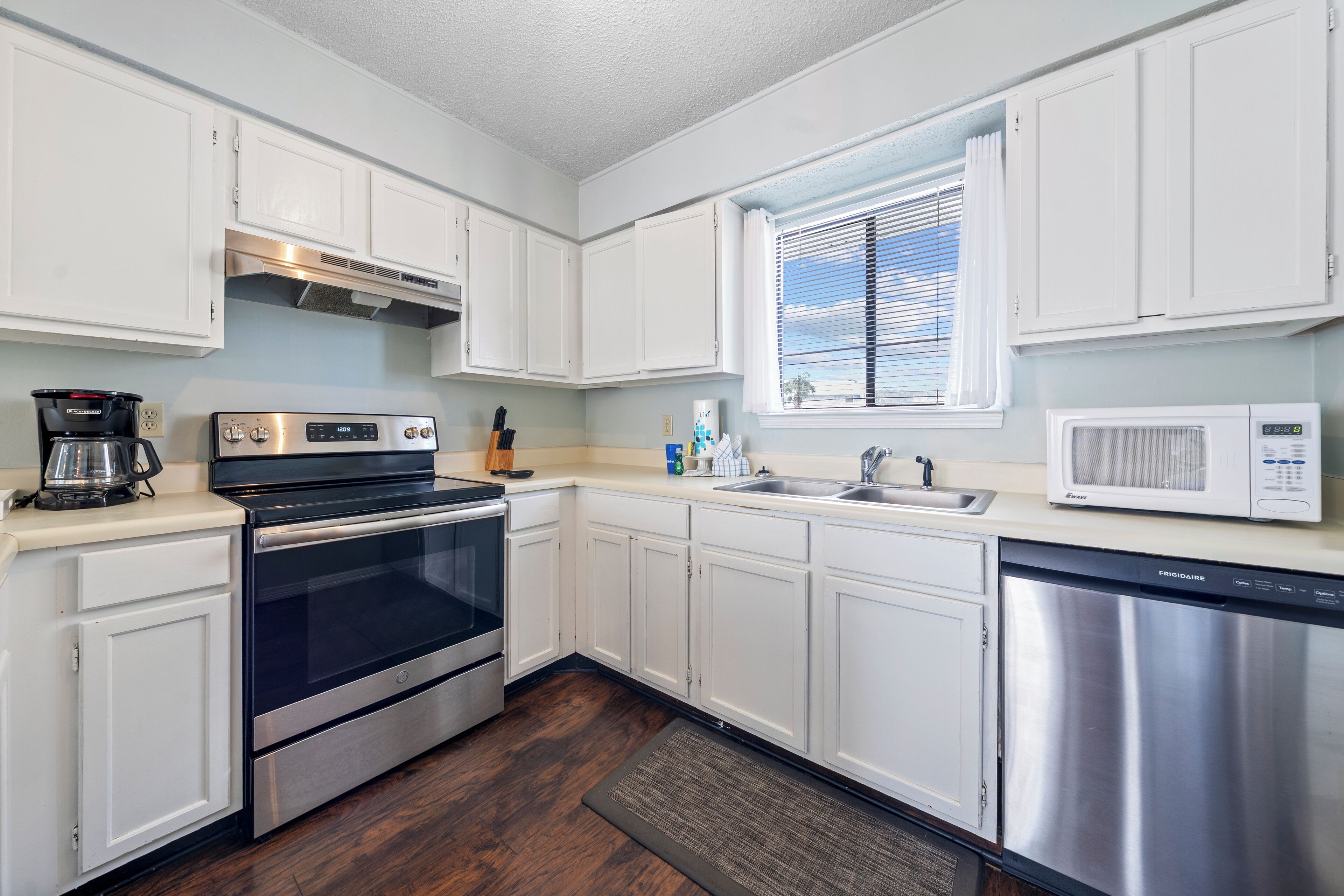 Refrigerador, microondas, horno, placa de cocina