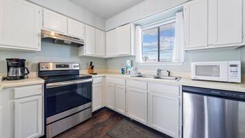 Condo Prestigio, 2 habitaciones, balcón | Cocina privada | Refrigerador, microondas, horno y parrilla de estufa