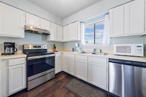 Signatur-lejlighed - 2 soveværelser - balkon | Privat køkken | Køleskab, mikrobølgeovn, ovn, kogeplade