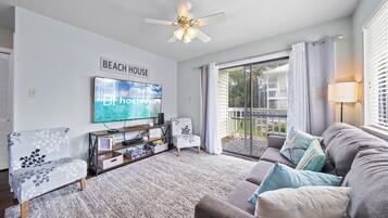 Condo Prestigio, 2 habitaciones, balcón | Sala de estar | Smart TV de 50 pulgadas con canales por cable