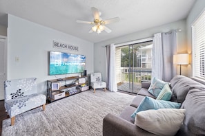 Signatur-lejlighed - 2 soveværelser - balkon | Stue | 50-tommers smart-tv med kabelkanaler