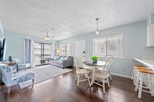 特色公寓式客房, 2 间卧室, 阳台 | 起居区 | 50-英寸智能电视（配备有线频道）