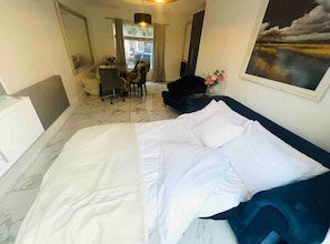 3 bedrooms, WiFi, bed sheets - Three bedroom (Harlow)