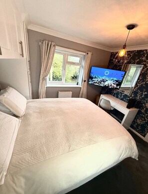 3 عدّة غرف نوم وواي فاي وملاءات أسرّة