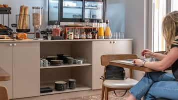 Colazione a buffet, servita tutte le mattine (13 EUR a persona)