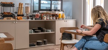 Café da manhã com buffet todos os dias mediante uma taxa