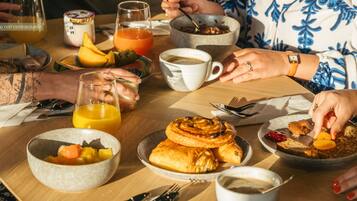 Se ofrece un desayuno bufé (13 EUR por persona)