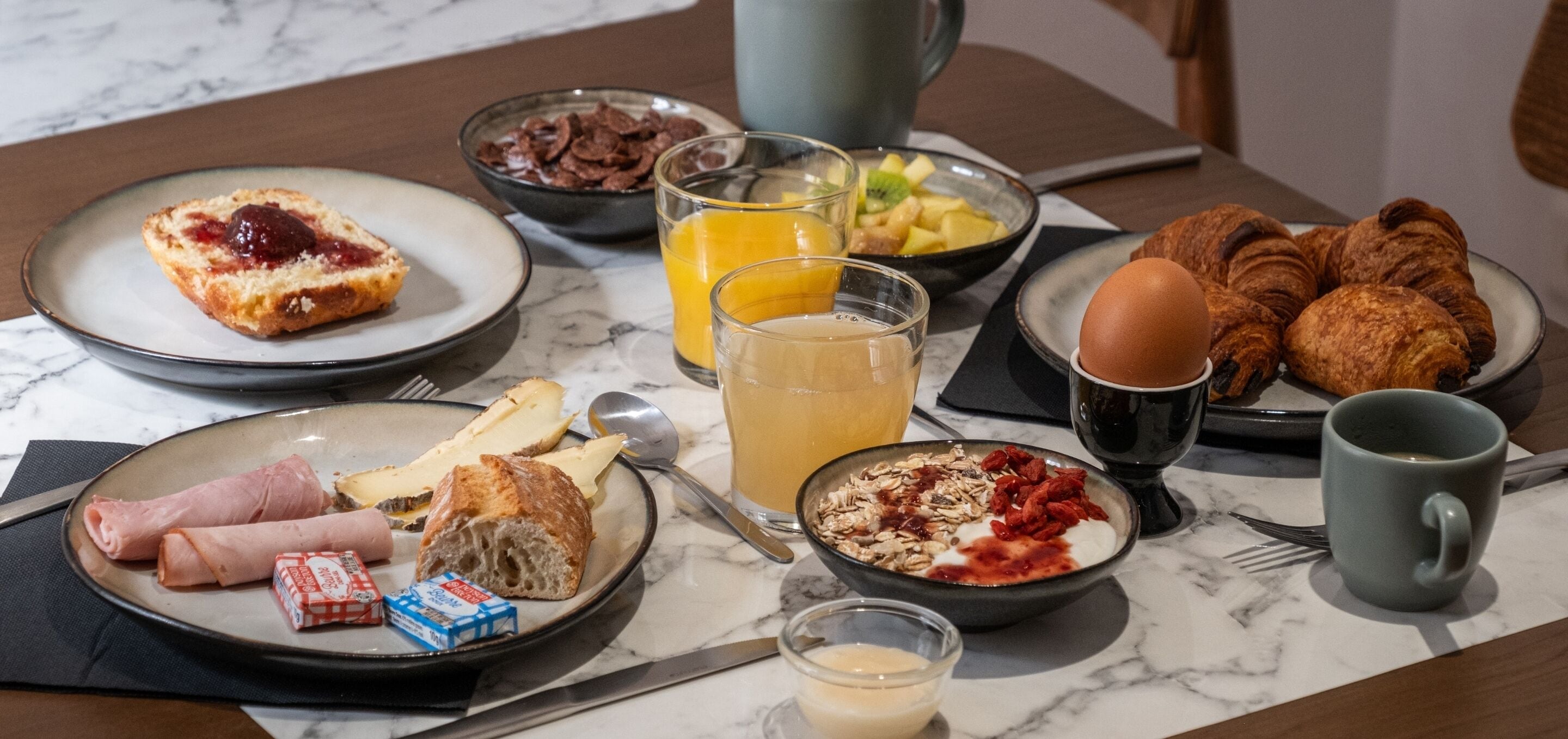 Petit déjeuner buffet servi tous les jours en supplément