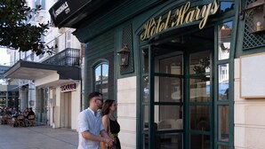 A building with a green facade and a sign that reads 'Hotel Haris.' - The Originals City Hôtel Harys (Vichy)