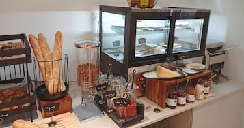 Desayuno buffet diario (EUR 13 por persona)