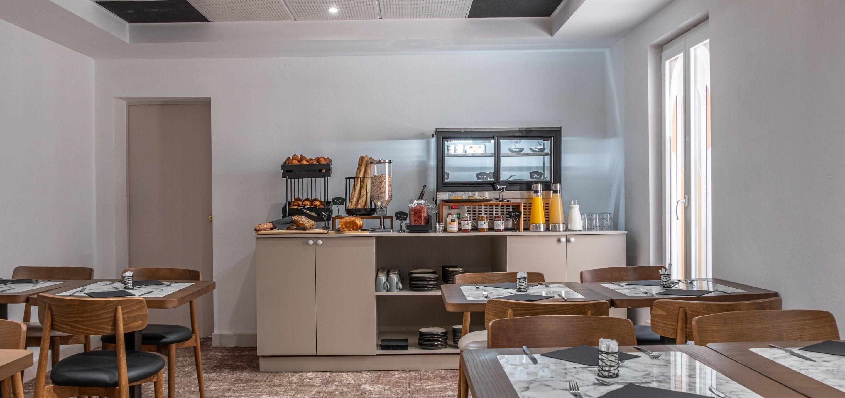 Tägliches Frühstücksbuffet (13 EUR pro Person)