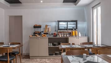 Tägliches Frühstücksbuffet (13 EUR pro Person)