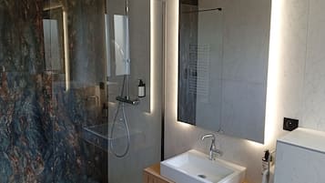 Douche, sèche-cheveux, serviettes fournies, savon