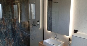 Shower, hair dryer, towels, soap - The Originals City Hôtel Harys (Vichy)