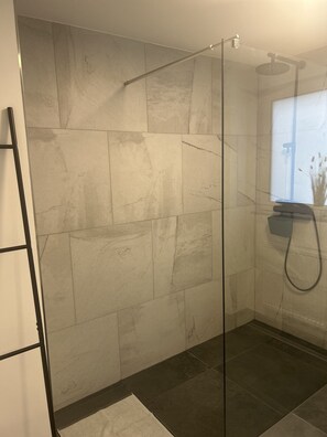 Shower, hair dryer, towels, soap - Cozy vacation apartment on the edge of the forest in Dörrenbach with nearby hiking trails (Dörrenbach)