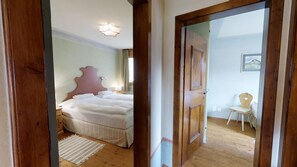 2 bedrooms, desk, iron/ironing board, WiFi