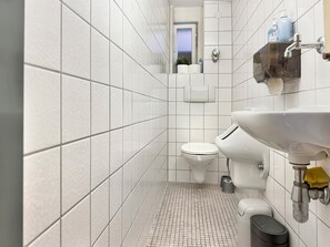 Secadora de cabello, bidet, toallas, papel de baño 