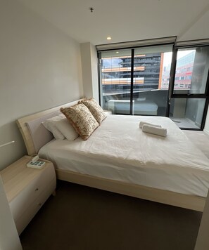 2 bedrooms, desk, iron/ironing board, free WiFi - Just moments from Yarra River waterfront and Marvel Stadium! (Docklands)
