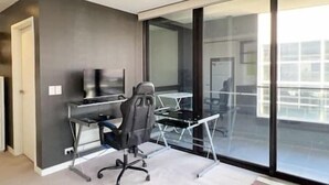 Un ufficio moderno con scrivania, sedia e un'ampia finestra.