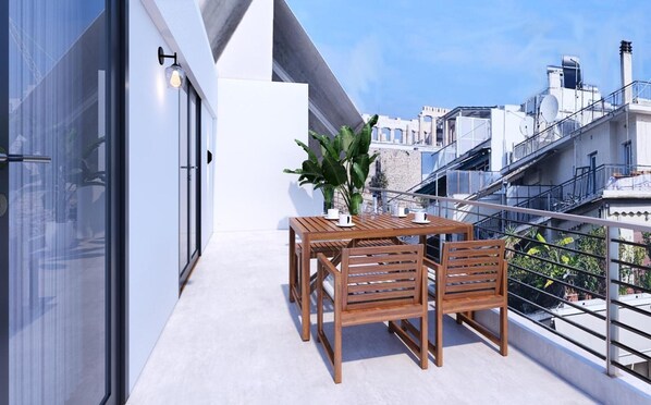 Un balcon avec une table et des chaises en bois, un pot de fleurs et une vue sur le paysage urbain.