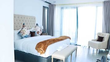 Suite Luxe, vue piscine | Coffres-forts dans les chambres, bureau