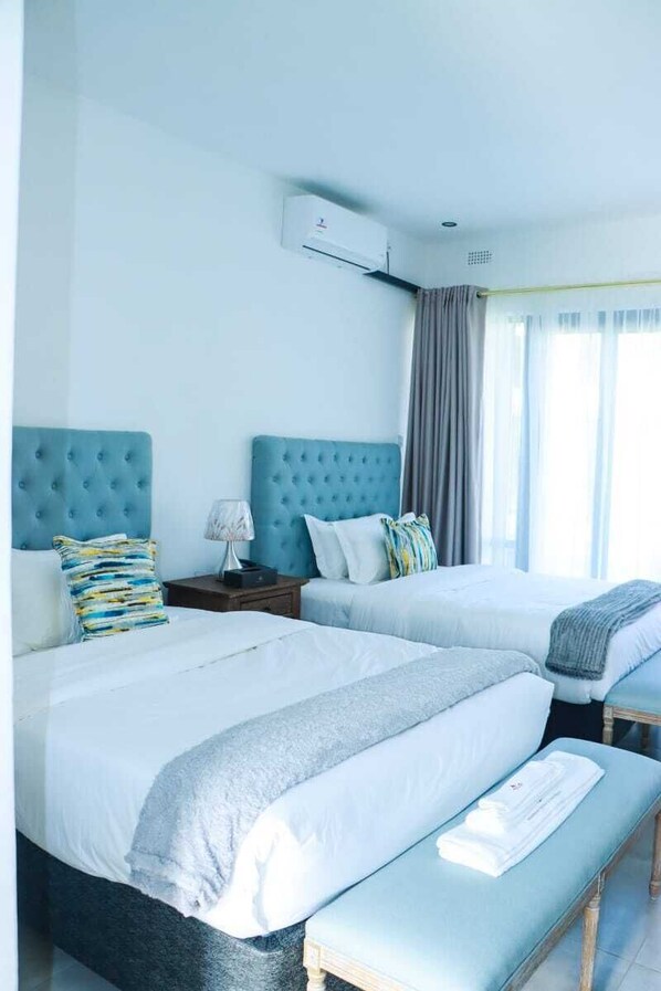 Habitación Confort con 1 cama matrimonial o 2 individuales, vista a la alberca | Caja de seguridad en la habitación y escritorio 