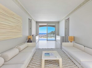 Ein modernes Wohnzimmer mit einer Couch, einem Couchtisch und zwei Lampen.